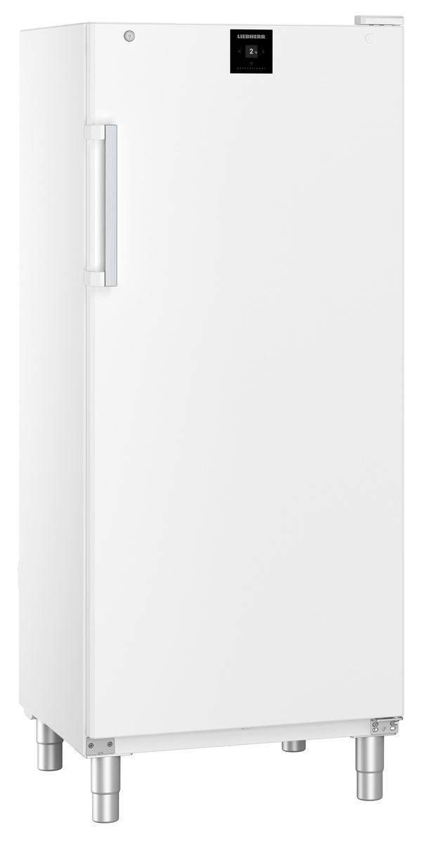 Ein weißer Liebherr-Kühlschrank mit silbernem Griff und digitaler Anzeige.