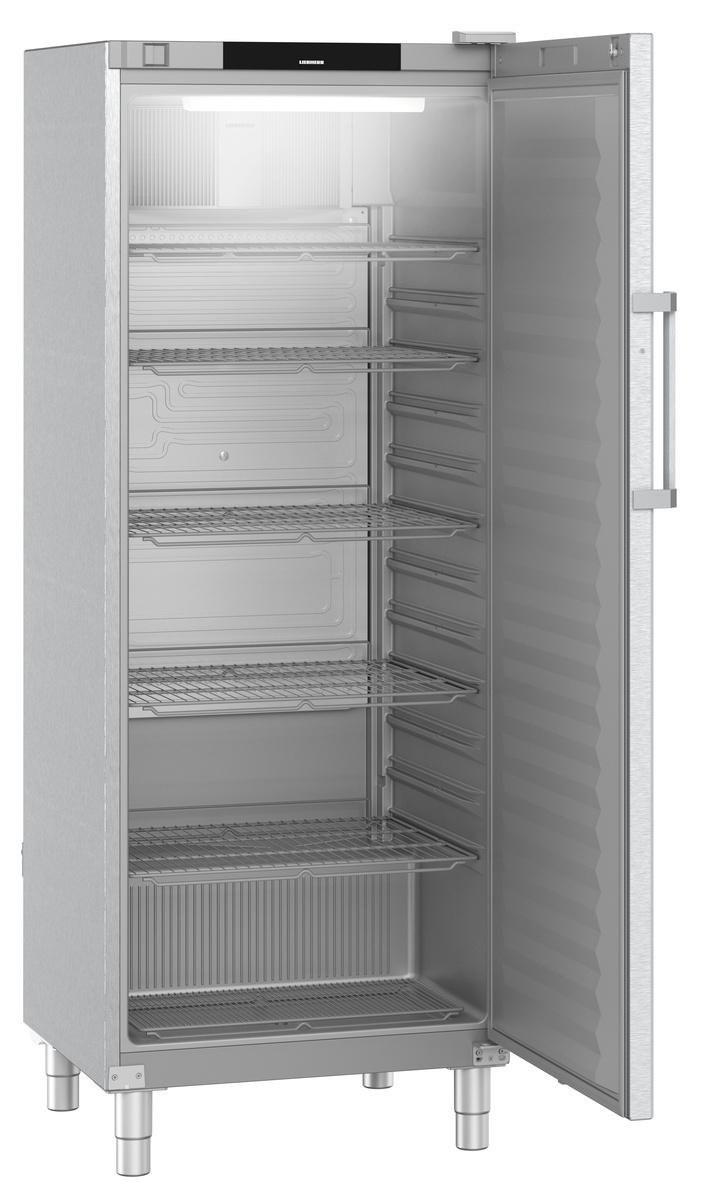 Edelstahl Liebherr Kühlschrank mit offener Tür, Regalen und Innenbeleuchtung.