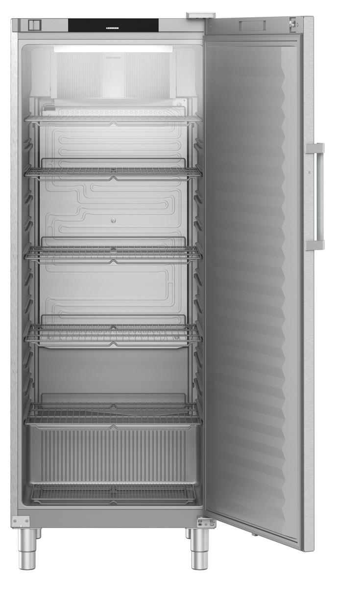 Gefrierschrank-Innenraum, silber. Geöffnete Tür, mehrere Regale und Licht.