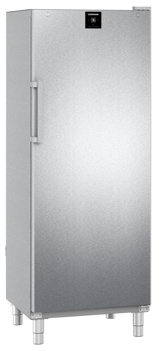 Silberner Kühlschrank mit Digitalanzeige und Griff. Weißer Hintergrund.