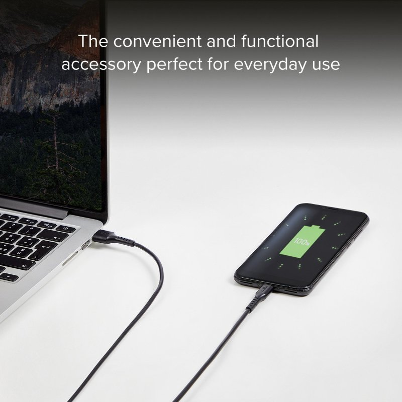 Ein Telefon, das über ein schwarzes Ladekabel von einem Laptop aufgeladen wird, vor weißem Hintergrund.