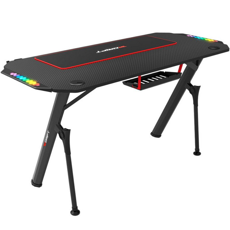 Un escritorio de juego Drift negro con un borde rojo. El escritorio tiene un diseño de fibra de carbono y luces RGB.