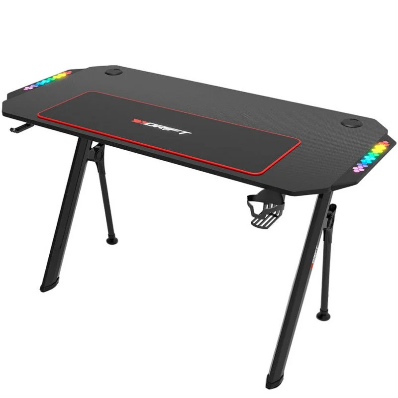 Escritorio de juego negro con alfombrilla roja, portavasos y luces LED en bordes.