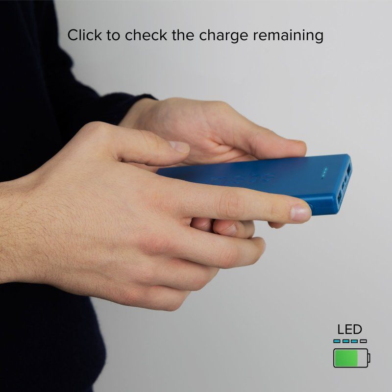 Hände halten eine blaue Powerbank. Die LED-Anzeigen zeigen die verbleibende Akkuladung an.