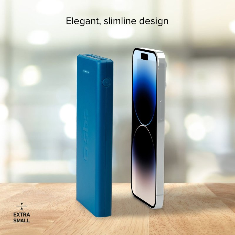 Eine blaue Powerbank steht neben einem Smartphone. Text: elegantes, schlankes Design, extra klein.