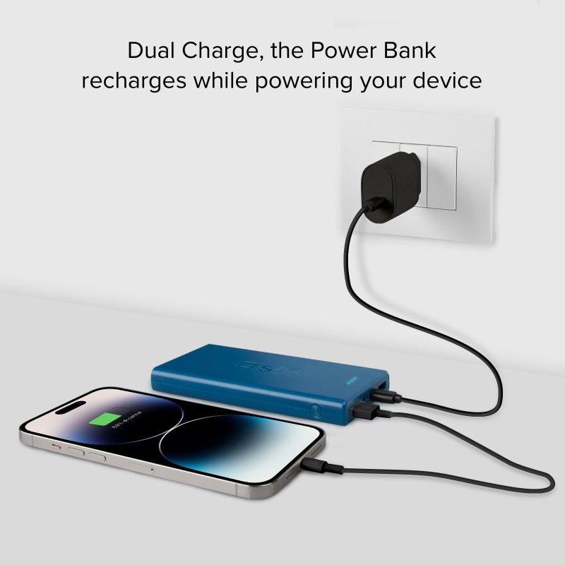 Powerbank lädt zwei Telefone, die an eine Steckdose angeschlossen sind.