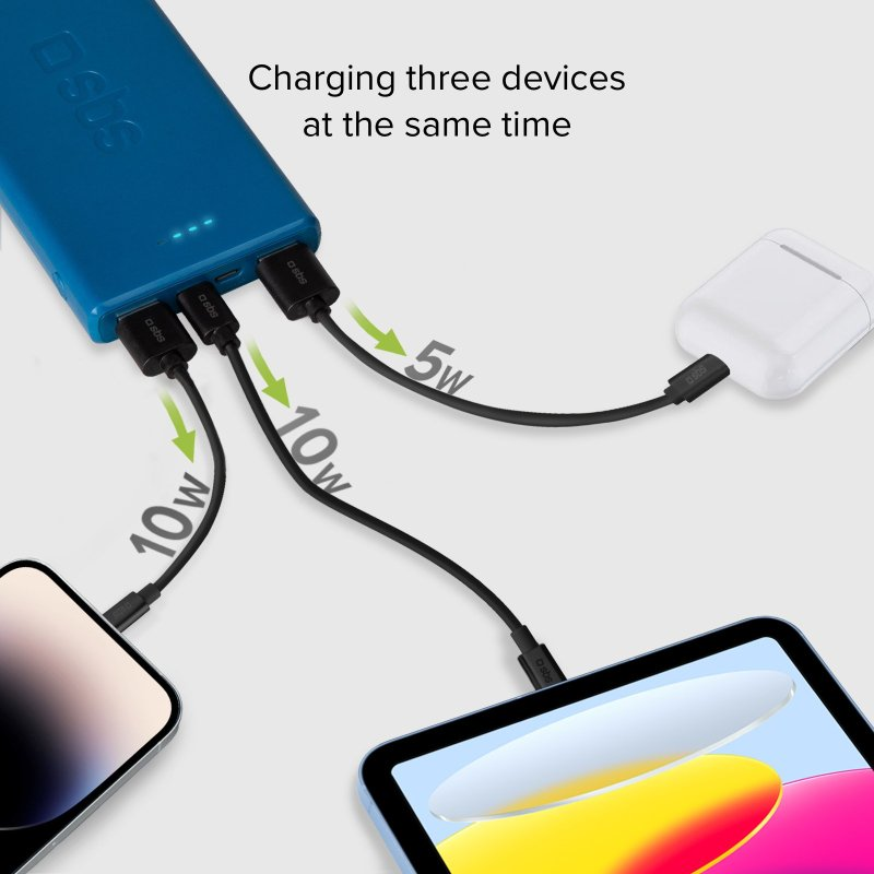 Eine blaue Powerbank lädt drei Geräte: Telefon, Tablet und Ohrhörer. Weißer Hintergrund.