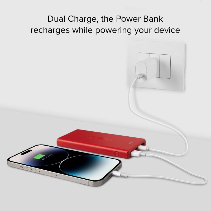Eine Powerbank, die zwei Telefone auflädt und an einer Steckdose angeschlossen ist.