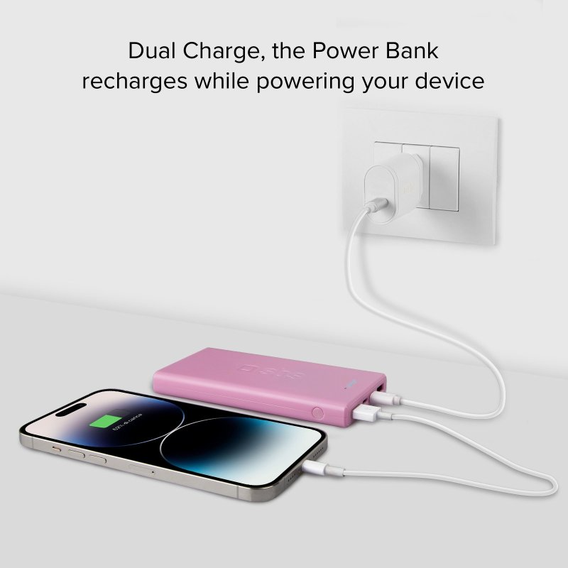 Rosa Powerbank lädt ein Telefon und ist an einer Steckdose angeschlossen.