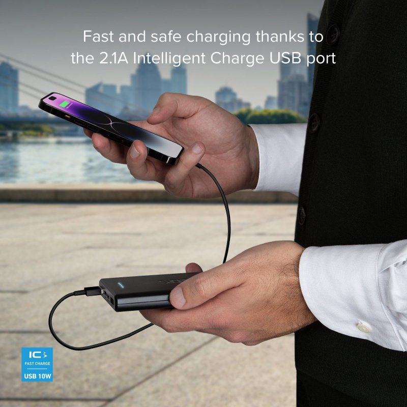 Person hält ein schwarzes Telefon, das von einer schwarzen Powerbank geladen wird, verbunden durch ein schwarzes Kabel.