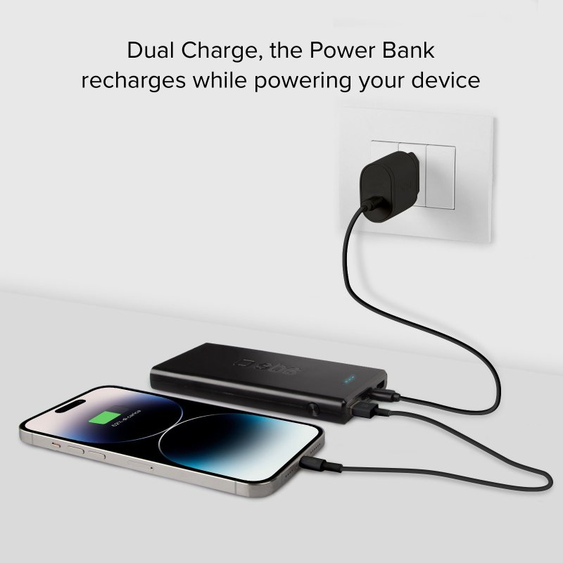 Ein Telefon wird mit einer Powerbank geladen, die an eine Steckdose angeschlossen ist.