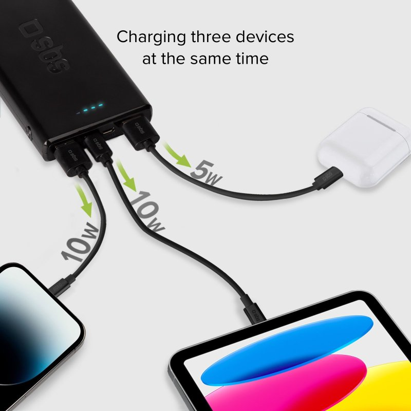 Schwarze Powerbank lädt gleichzeitig drei Geräte: ein Telefon, ein Tablet und AirPods.