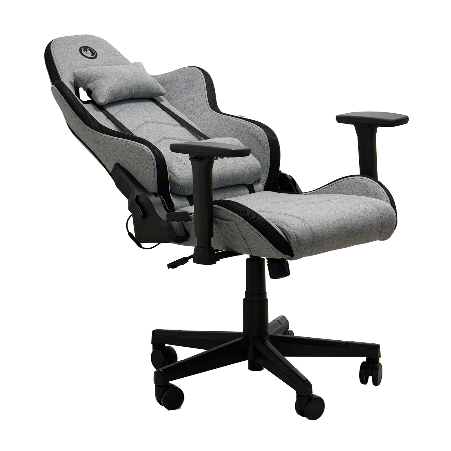 Sedia da gaming grigia con dettagli neri, poggiatesta, braccioli e base a cinque ruote. Sfondo bianco.