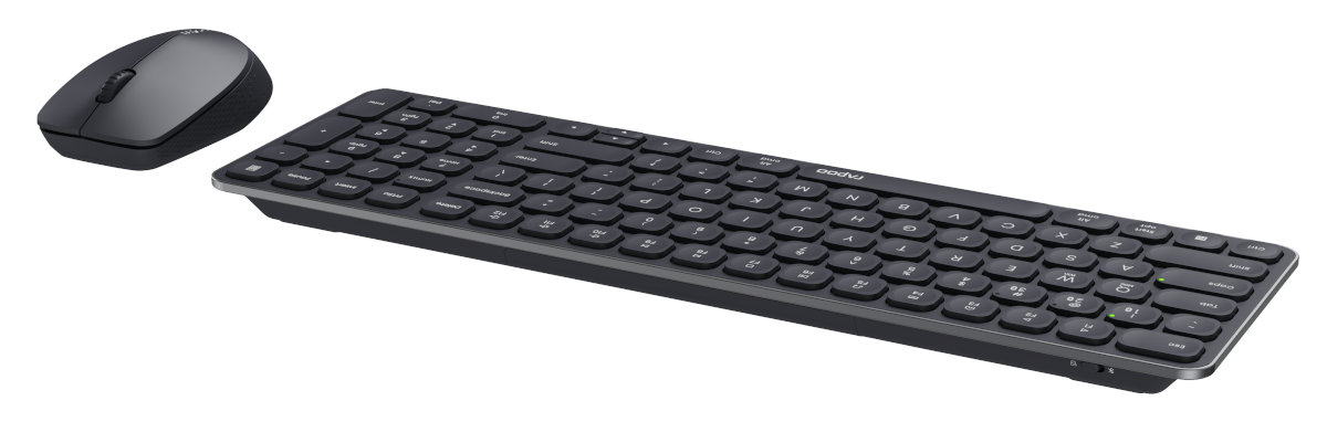 Czarny zestaw klawiatura i mysz. Klawiatura ma wiele klawiszy. Mysz jest mała.
