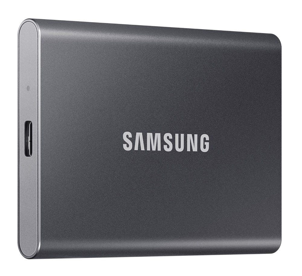 Ciemnoszary zewnętrzny dysk twardy Samsung. Słowo SAMSUNG jest wydrukowane na dysku na biało.