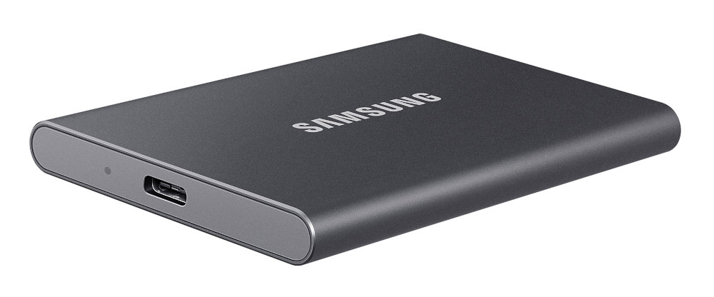 Ciemnoszary zewnętrzny dysk twardy Samsung. Widoczny port USB-C. Białe tło.