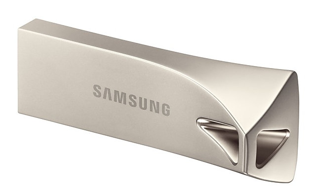 Widok pod kątem srebrnego pendrive'a Samsung USB.