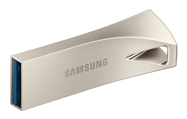 Srebrny pendrive Samsung o zakrzywionej konstrukcji i niebieskim złączu USB.