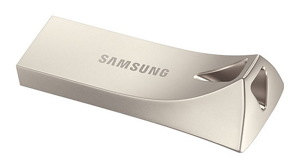 Srebrny pendrive USB z logo SAMSUNG, zakrzywionym designem, na białym tle.