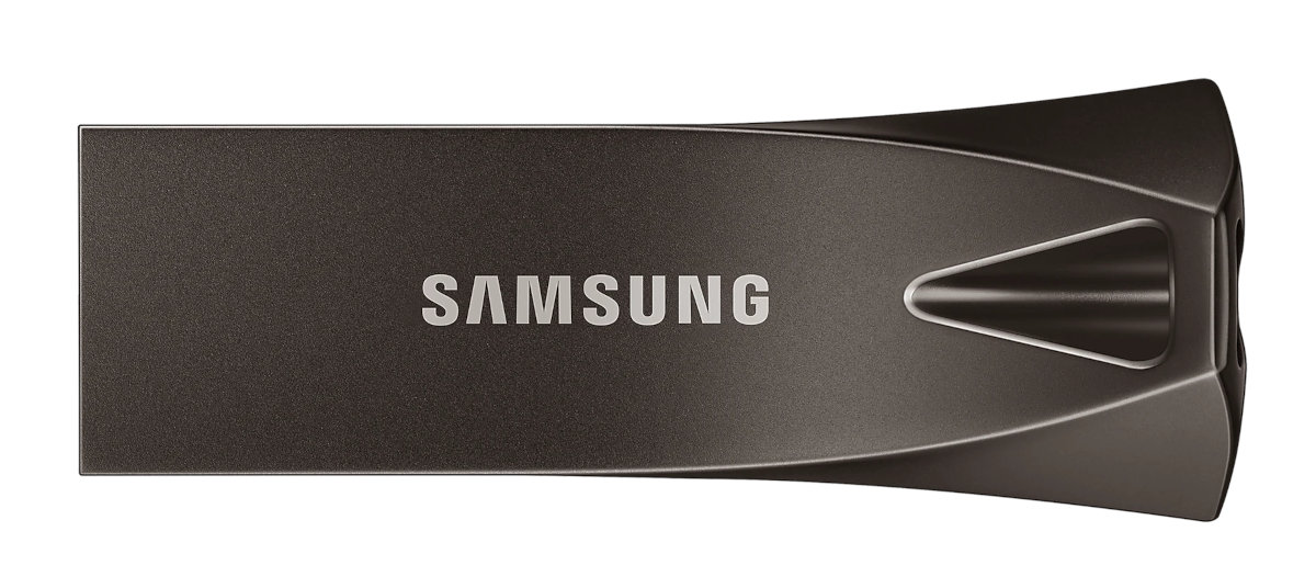 Czarny pendrive Samsung z napisem SAMSUNG, na białym tle.