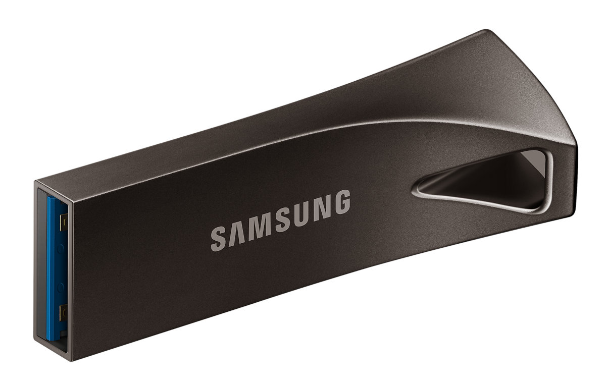 Ciemnoszary pendrive USB Samsung, o zakrzywionym kształcie i nadrukowaną nazwą marki.