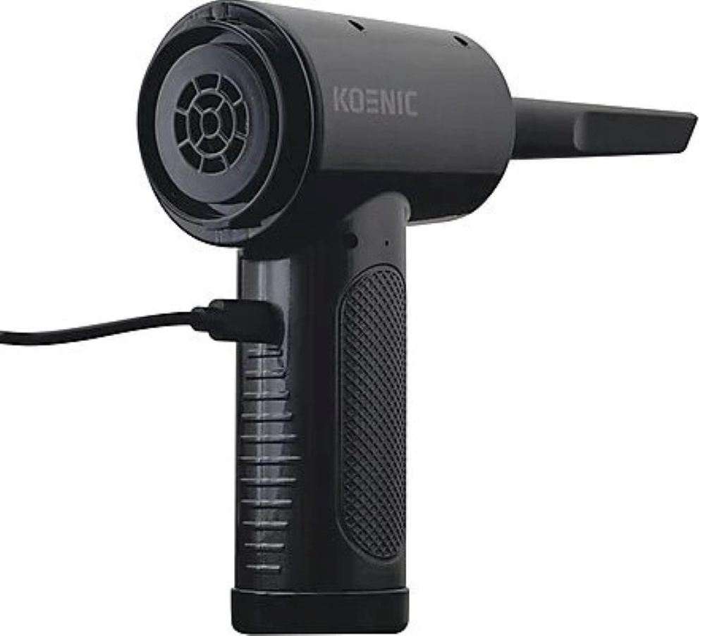 Czarny ręczny odkurzacz powietrza Koenic. Ma dyszę, uchwyt i port ładowania USB. Białe tło.