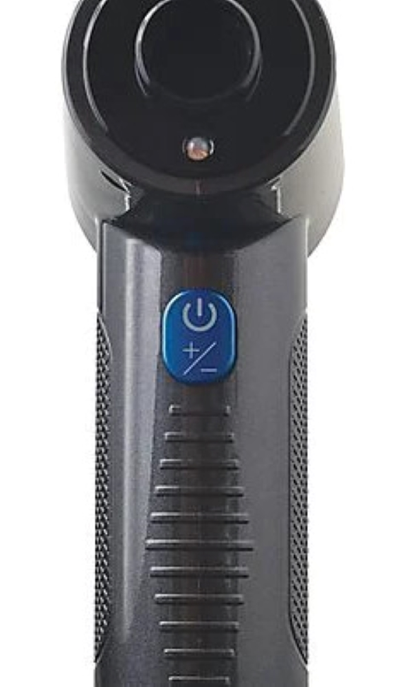 Zbliżenie urządzenia z niebieskim przyciskiem zasilania i regulacją głośności.