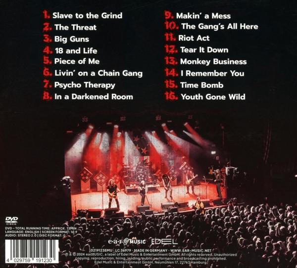 CD-Cover mit Band auf der Bühne, rote Bühnenbeleuchtung, Publikum davor. Titelliste links.
