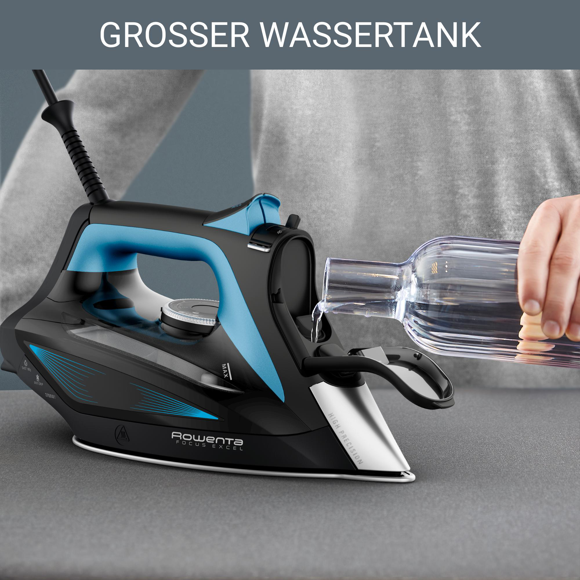 Schwarzes und blaues Bügeleisen, eine Person gießt Wasser hinein.