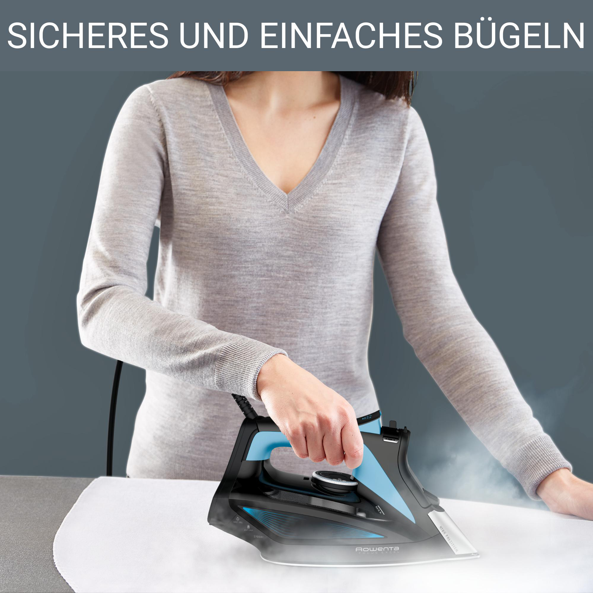 Eine Person bügelt weißen Stoff mit einem schwarz-blauen Bügeleisen.
