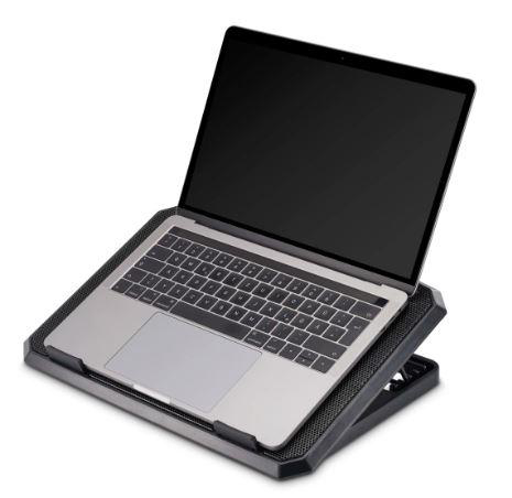 Laptop auf einem schwarzen Kühlpad, leicht angewinkelt.
