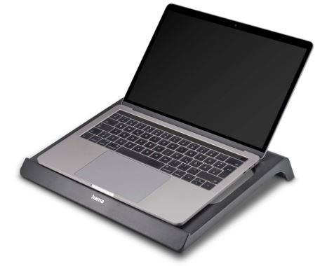 Laptop auf einem schwarzen Kühlständer auf weißer Oberfläche.