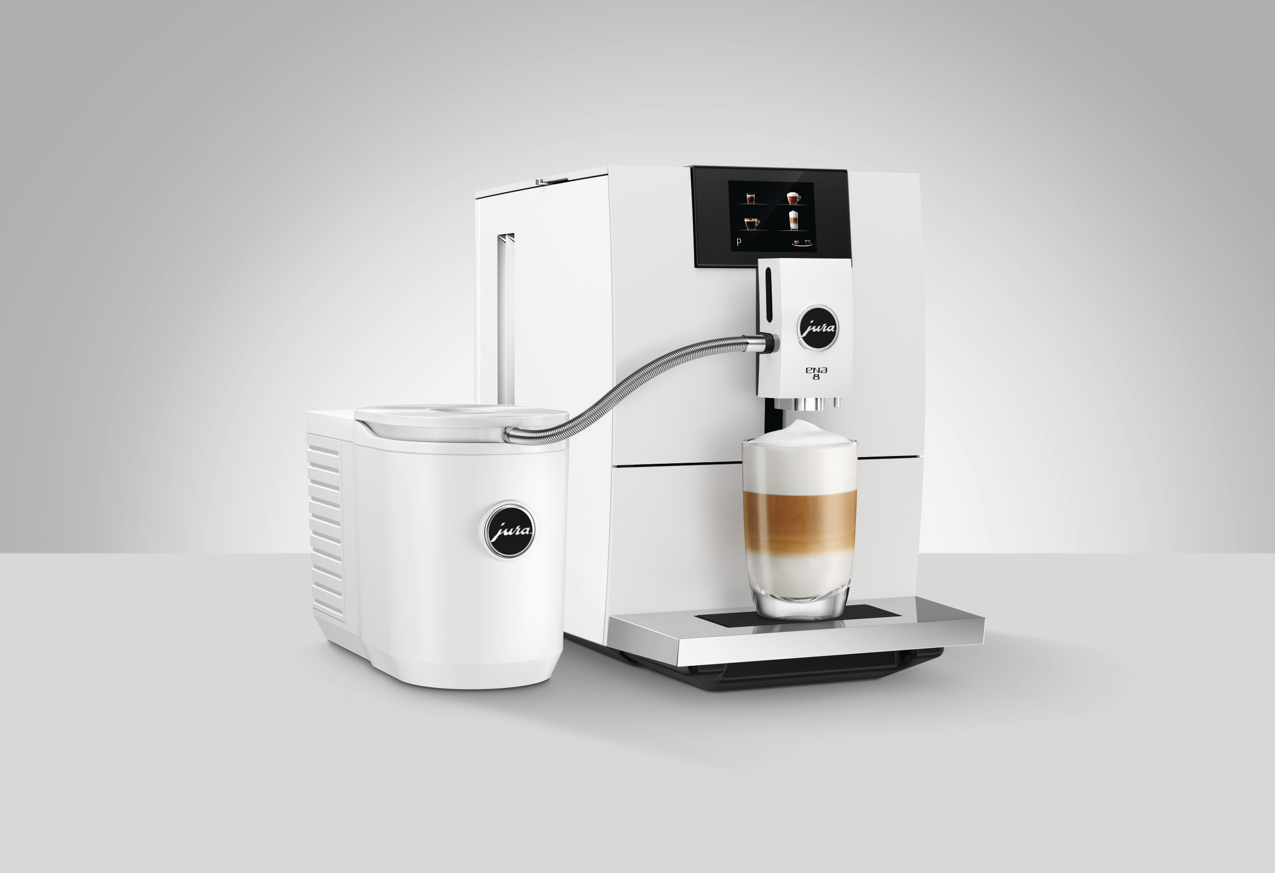 Weisse Jura Kaffeemaschine mit Milchbehälter, bereitet Latte zu.