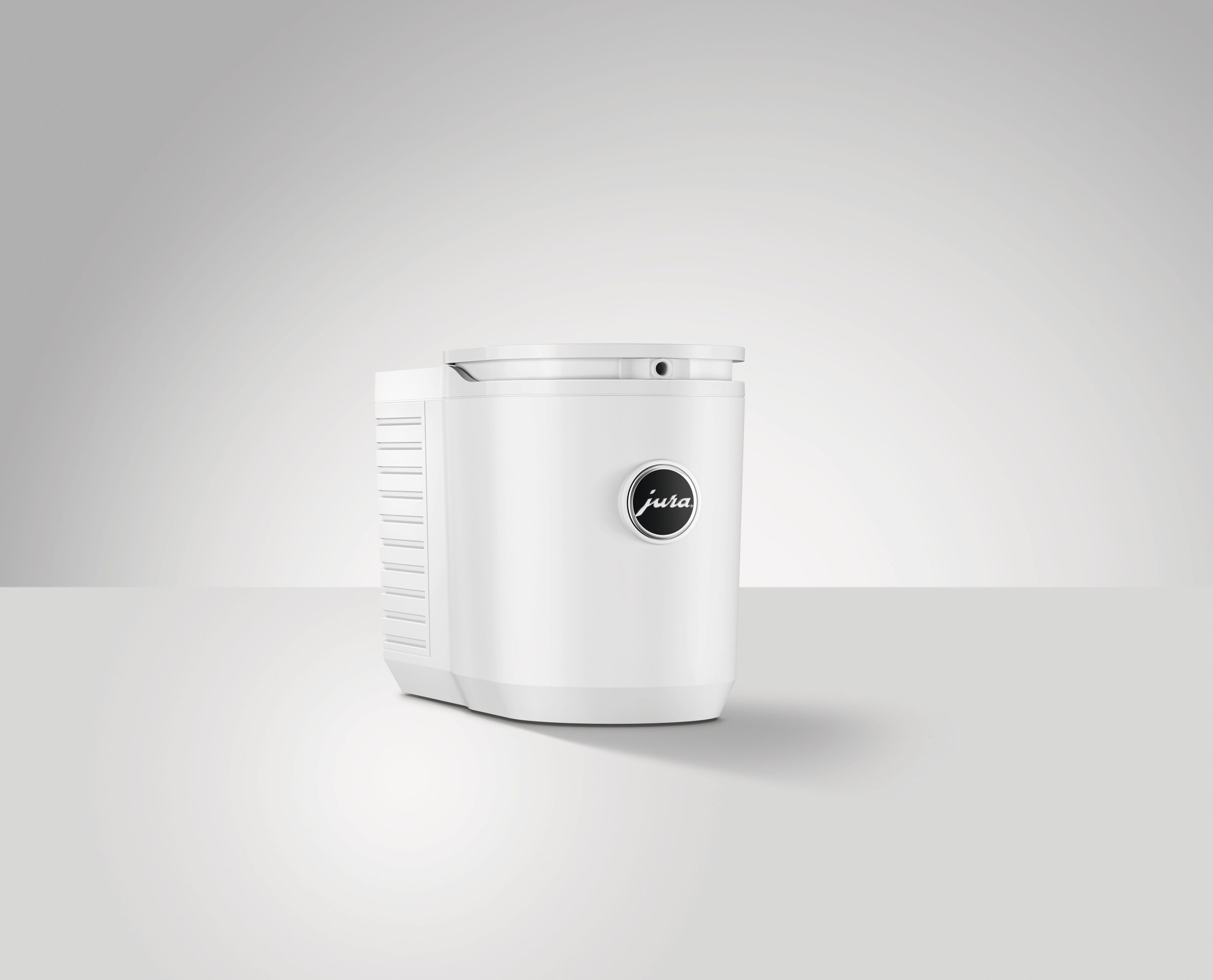 Weiße, zylindrische Kaffeemaschine mit schwarzem Logo und hellgrauem Hintergrund.