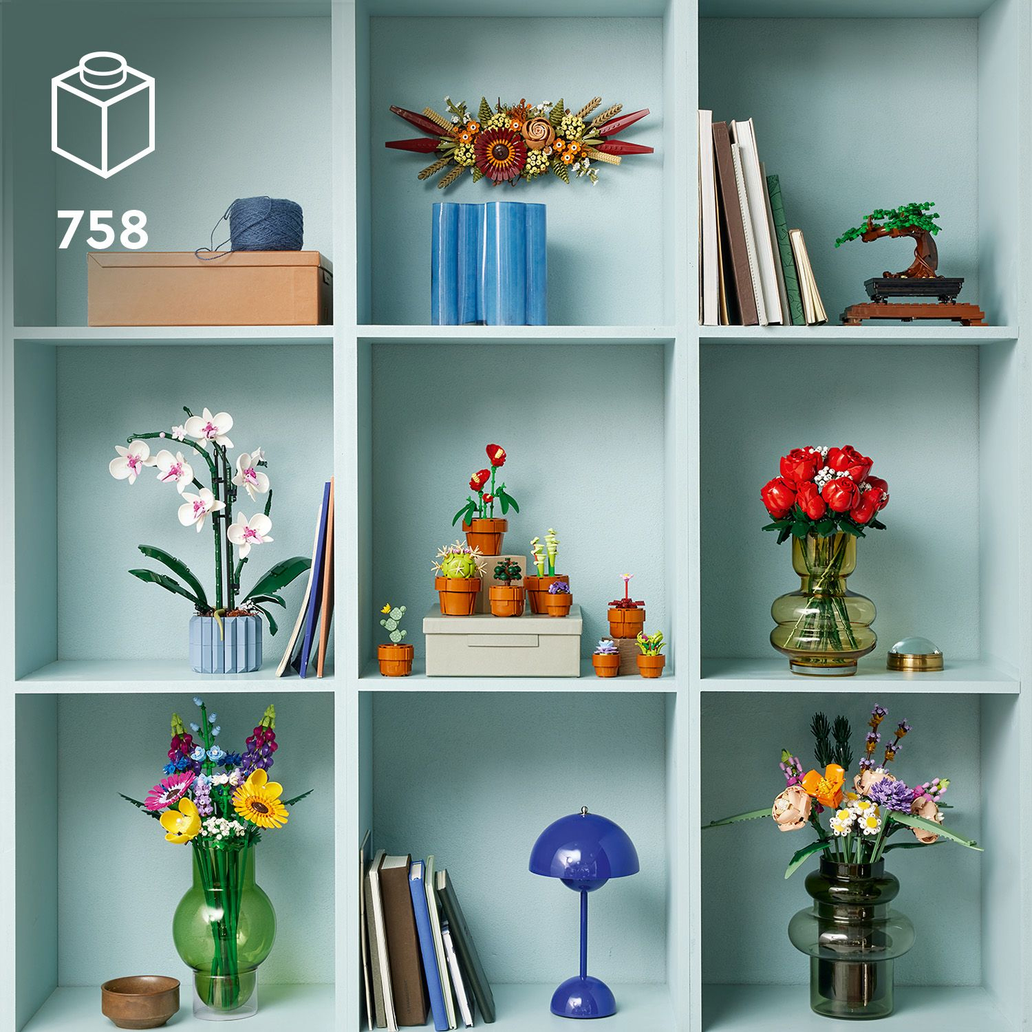 Scaffali con vari oggetti: libri, piante e pezzi decorativi.