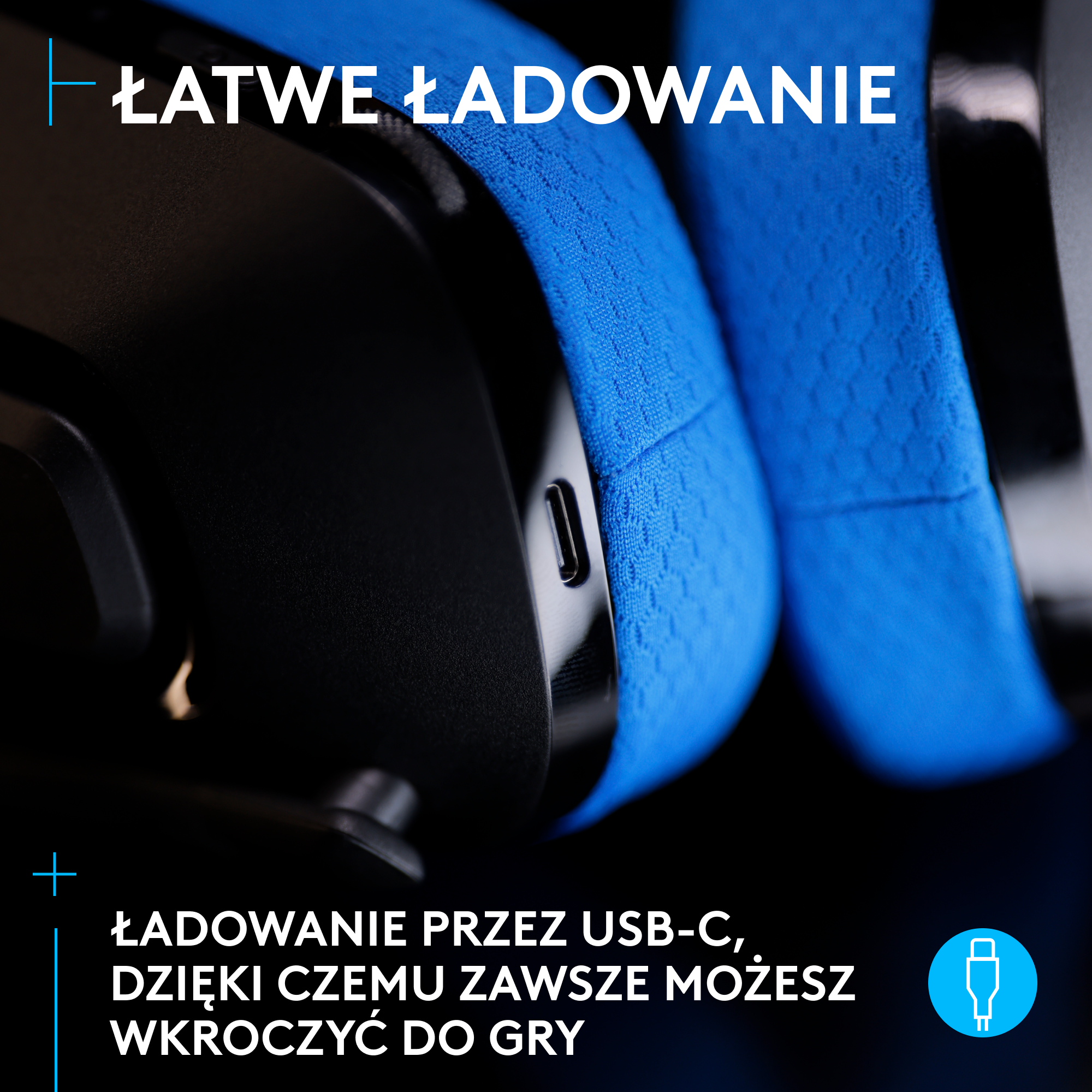Zbliżenie portu ładowania USB-C w niebieskim zestawie słuchawkowym.