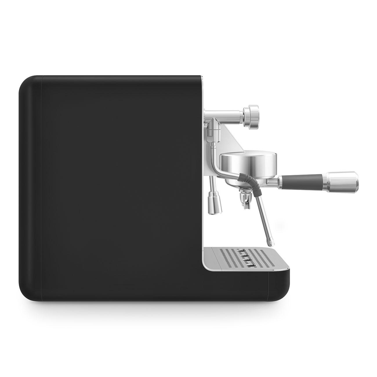 Eine schwarze Espressomaschine, Seitenansicht, mit Edelstahlkomponenten, einem Siebträger und einer Abtropfschale.