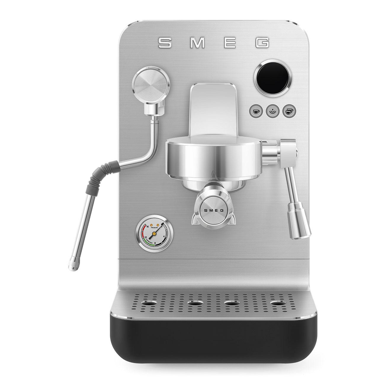 Smeg Kaffeemaschine, Edelstahl-Finish mit schwarzem Sockel, vor weißem Hintergrund.