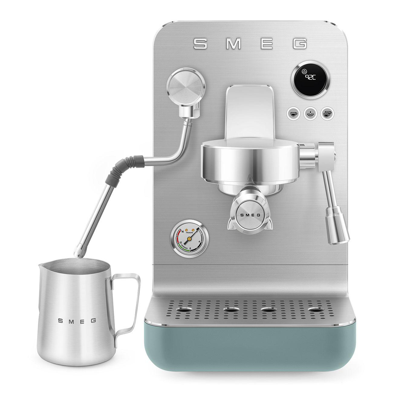 Eine hellblaue SMEG Espressomaschine mit silberner Milchaufschäumkanne auf weißem Hintergrund.