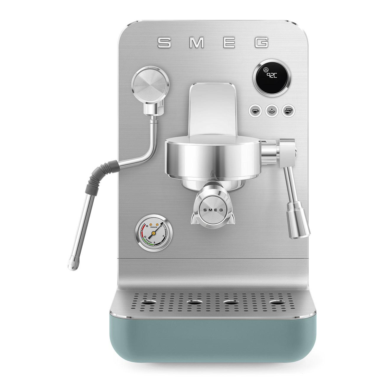 Eine silberne und teal Smeg Espressomaschine mit verschiedenen Zifferblättern und einem Dampfstab, isoliert auf Weiß.