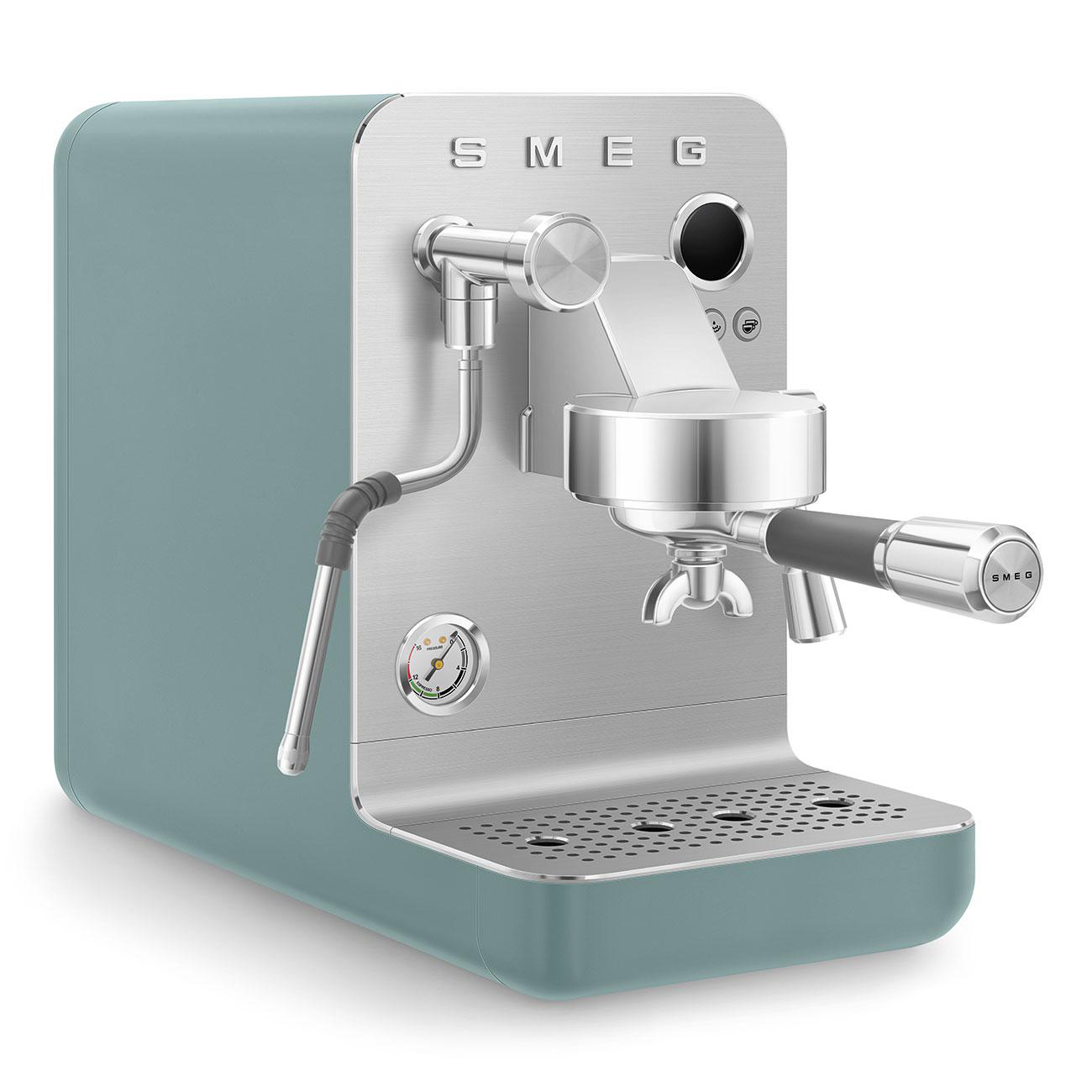 Türkis-silberne SMEG Espressomaschine auf weißer Oberfläche.