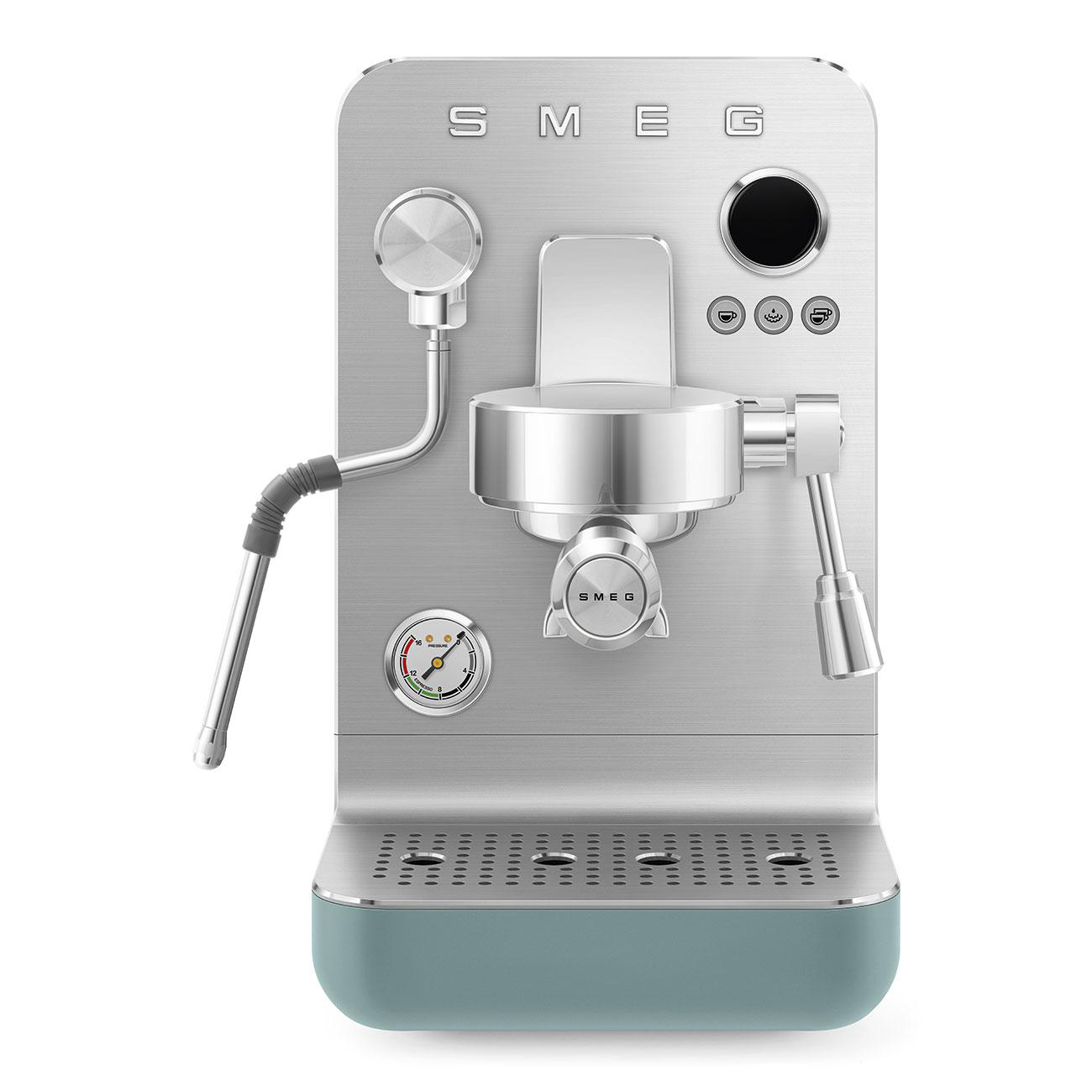 Silberne SMEG Kaffeemaschine mit türkisfarbenem Sockel.