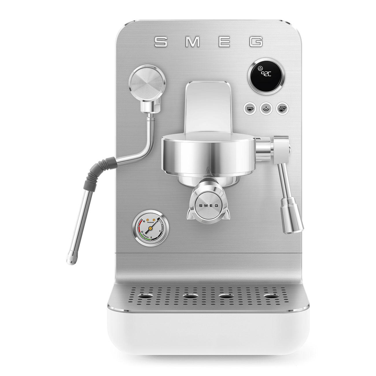 Eine Edelstahl Smeg Espressomaschine mit verschiedenen Funktionen und weißer Basis.