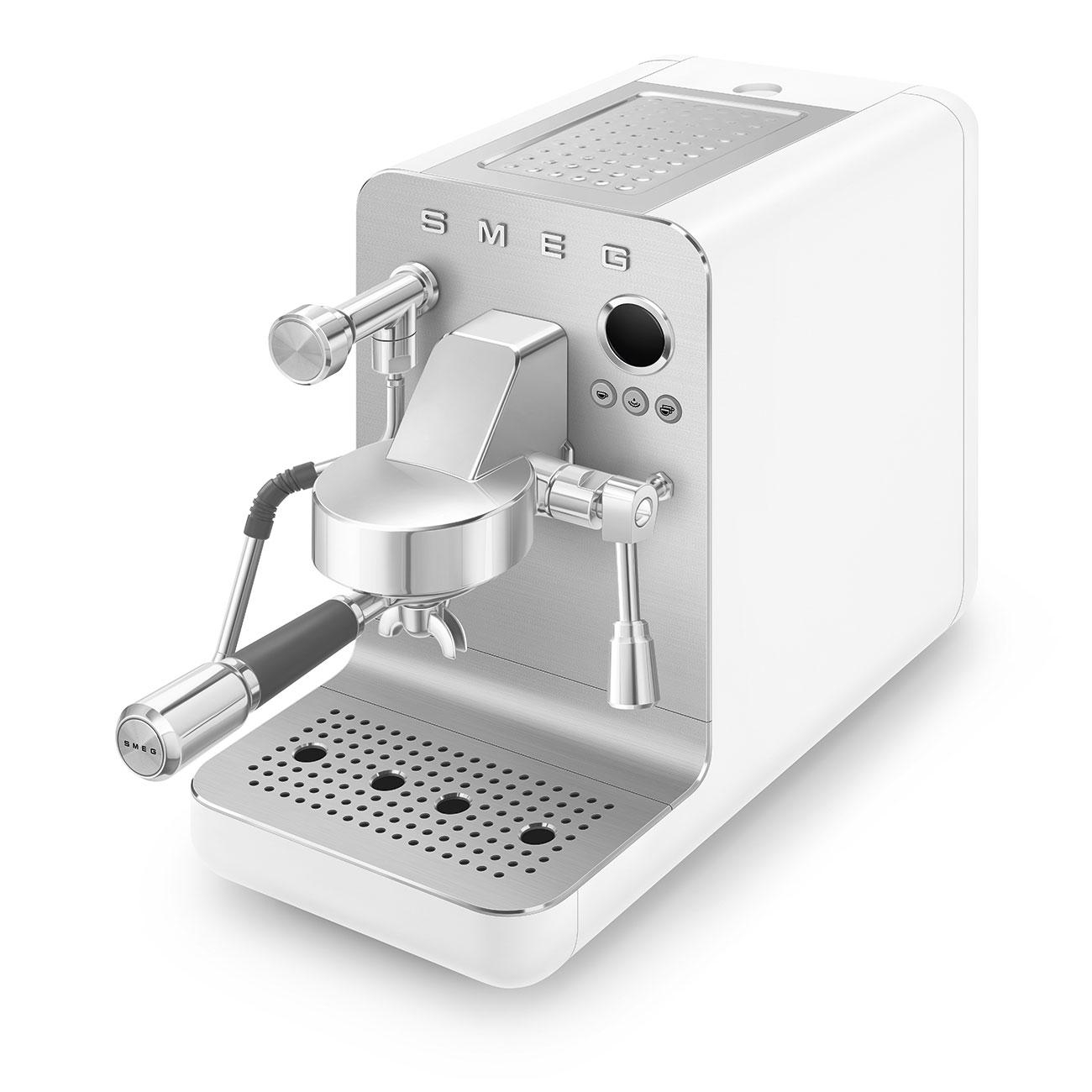 Weiße SMEG Espressomaschine mit Chromakzenten. Schräge Ansicht, weißer Hintergrund.