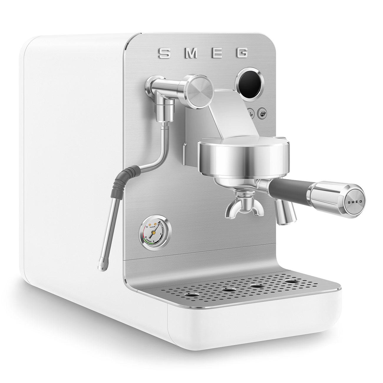 Weiße Smeg Espressomaschine, Edelstahlakzente, weißer Hintergrund.