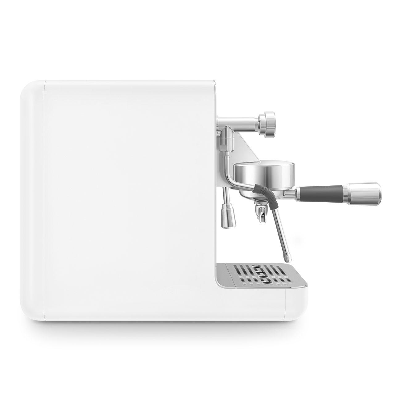 Smeg Kaffeemaschine von der Seite. Weißes Gehäuse, Edelstahldetails und schwarzer Griff.