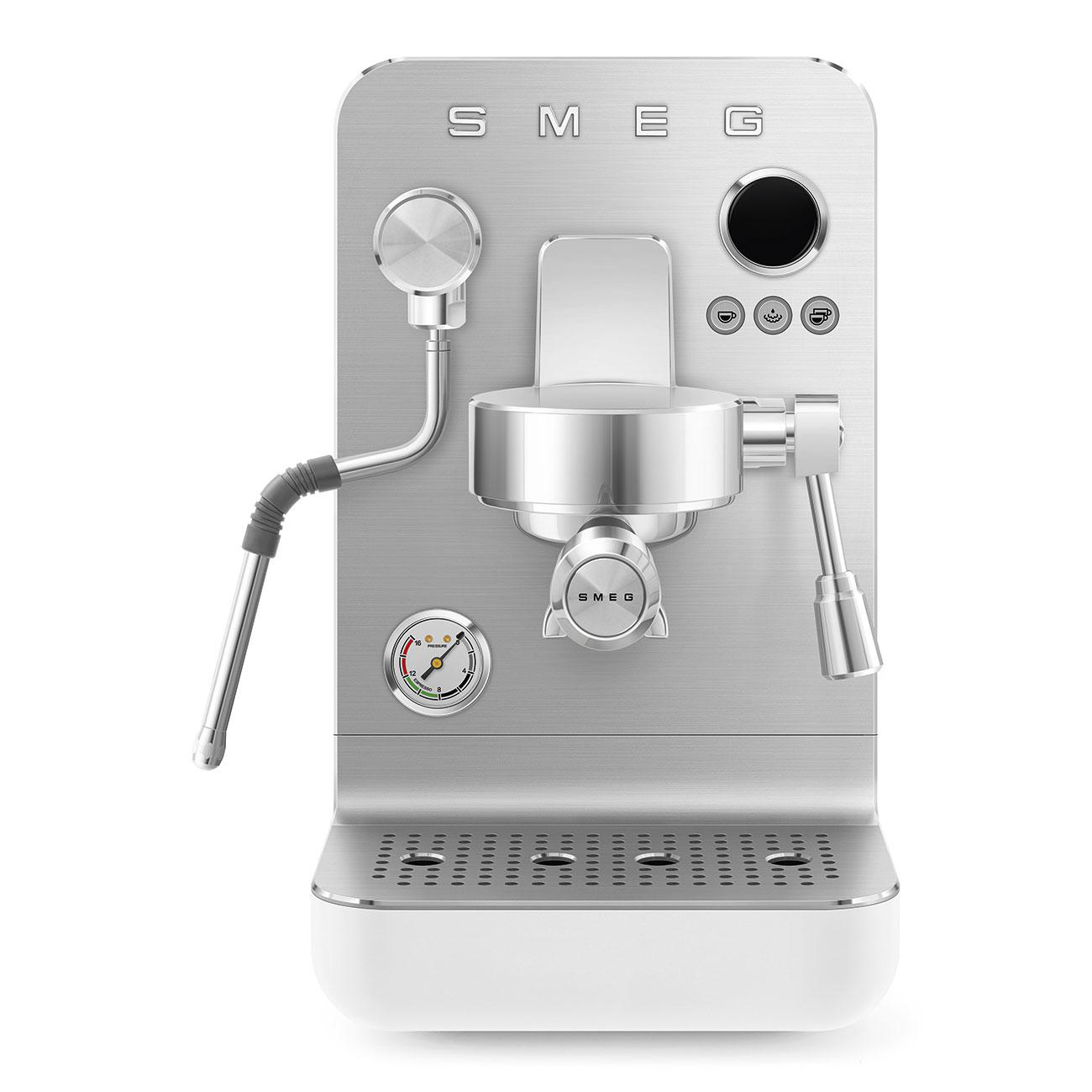 Silberne Smeg Espressomaschine mit verschiedenen Knöpfen, Dampflanze und Manometer.