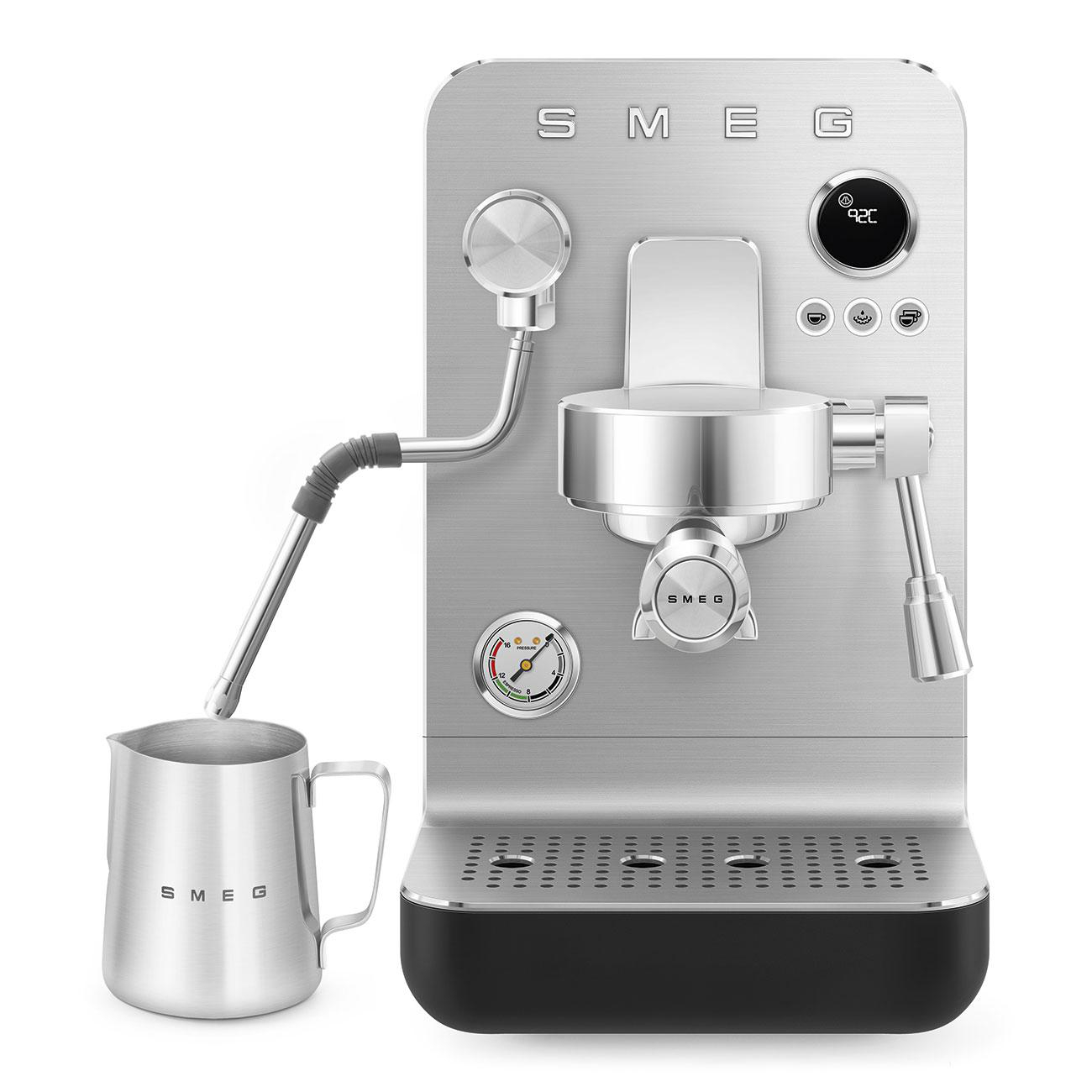 Silberne SMEG Espressomaschine mit Milchaufschäumdüse und Edelstahl-Milchkännchen.