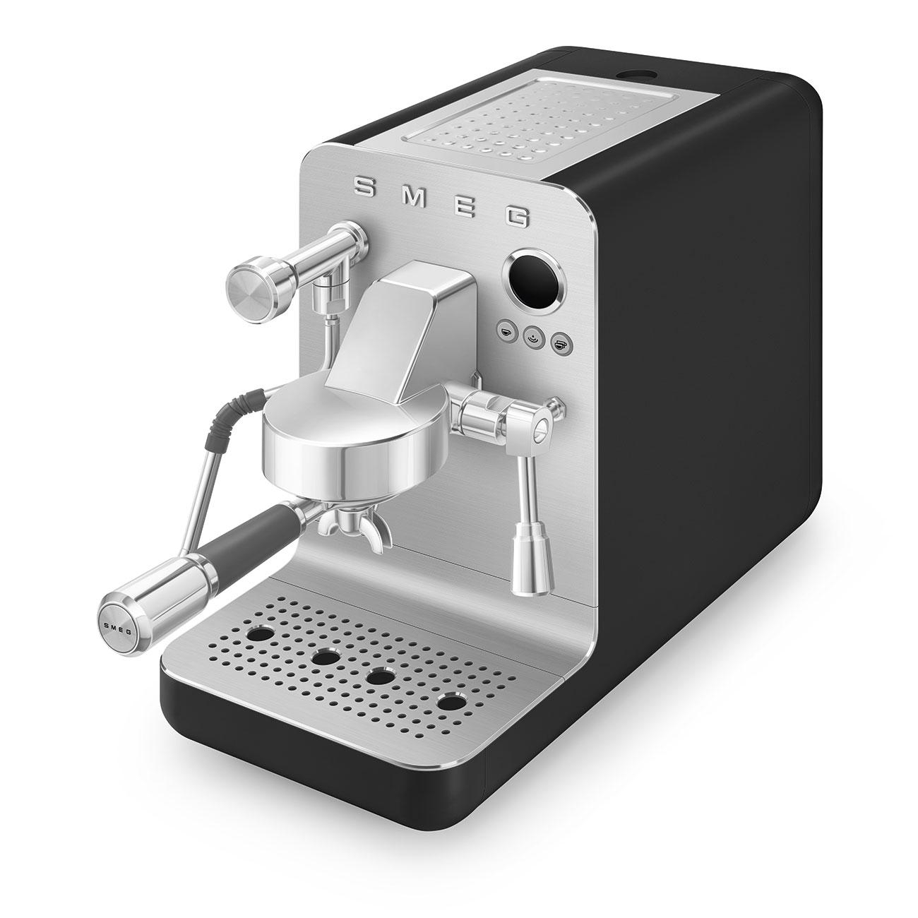 Eine schwarz-silberne SMEG Espressomaschine auf weißem Hintergrund, schräge Ansicht.