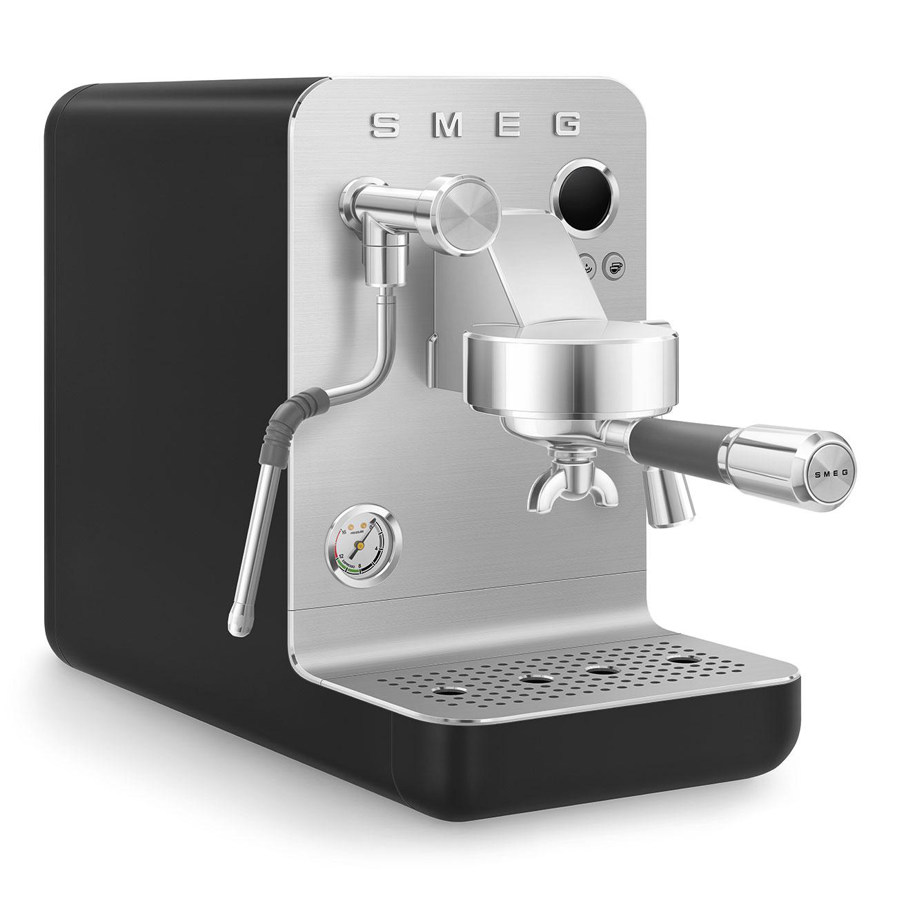 Eine schwarz-silberne SMEG Espressomaschine. Sie hat einen Siebträger und eine Dampflanze.